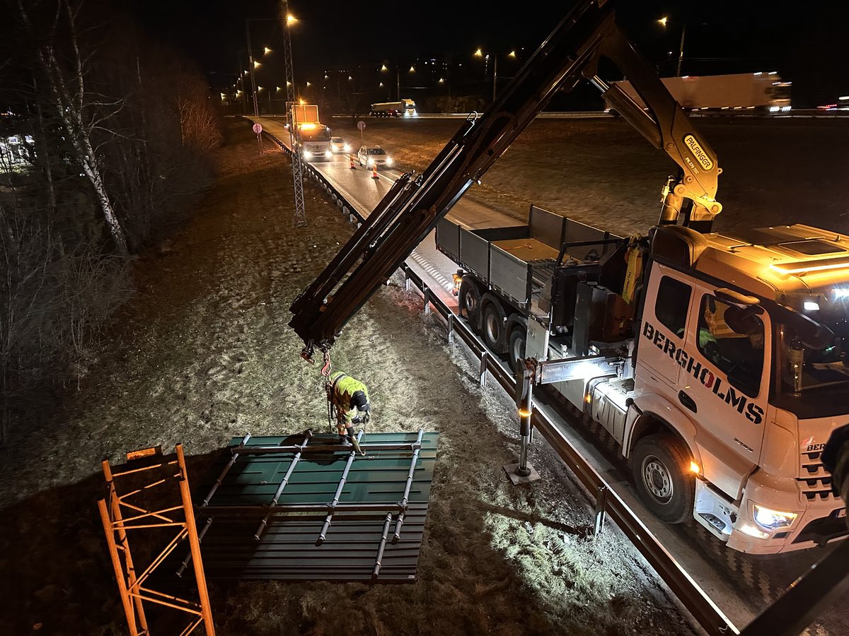Bergholms vid ett nattligt vägarbete i Södertälje med TMA-bil som skydd mot passerande trafik