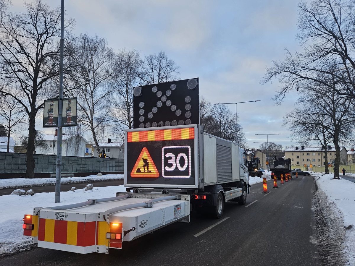 Bergholms TMA-bil med påkörningsskydd, ljuspil och hastighetstavla skyddar ett vägarbete i vinterväglag
